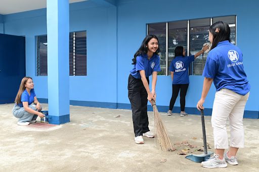 SM scholars from Roxas City volunteer to clean the new school building ahead of its turnover.